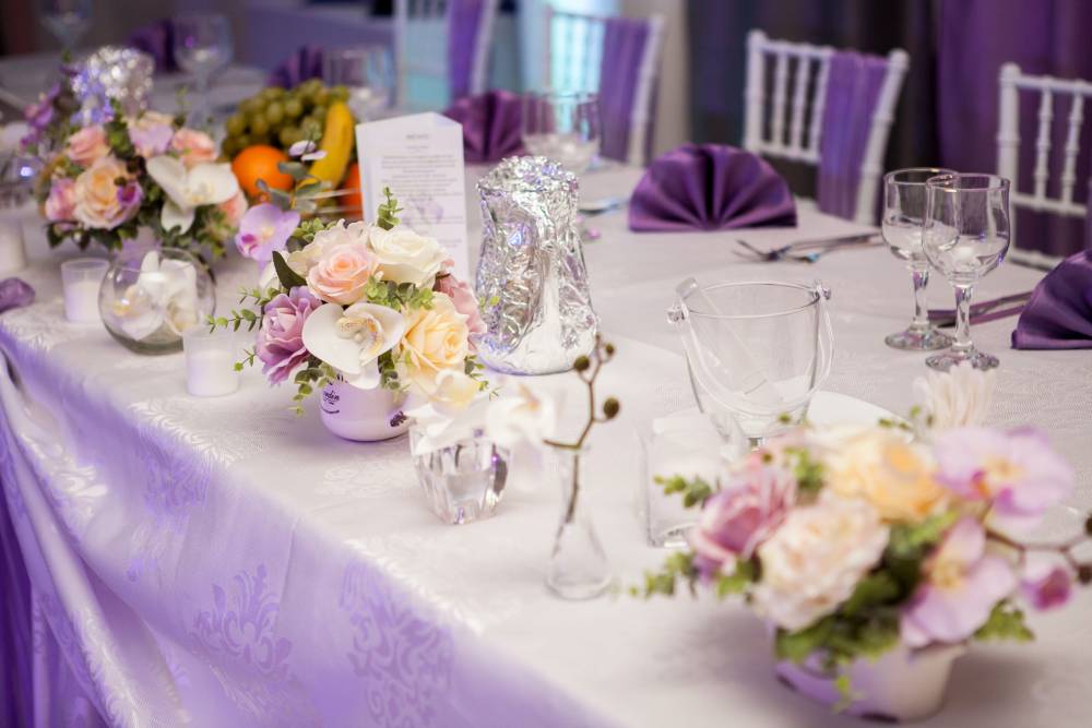Centres de table mariage, roses blanches et roses