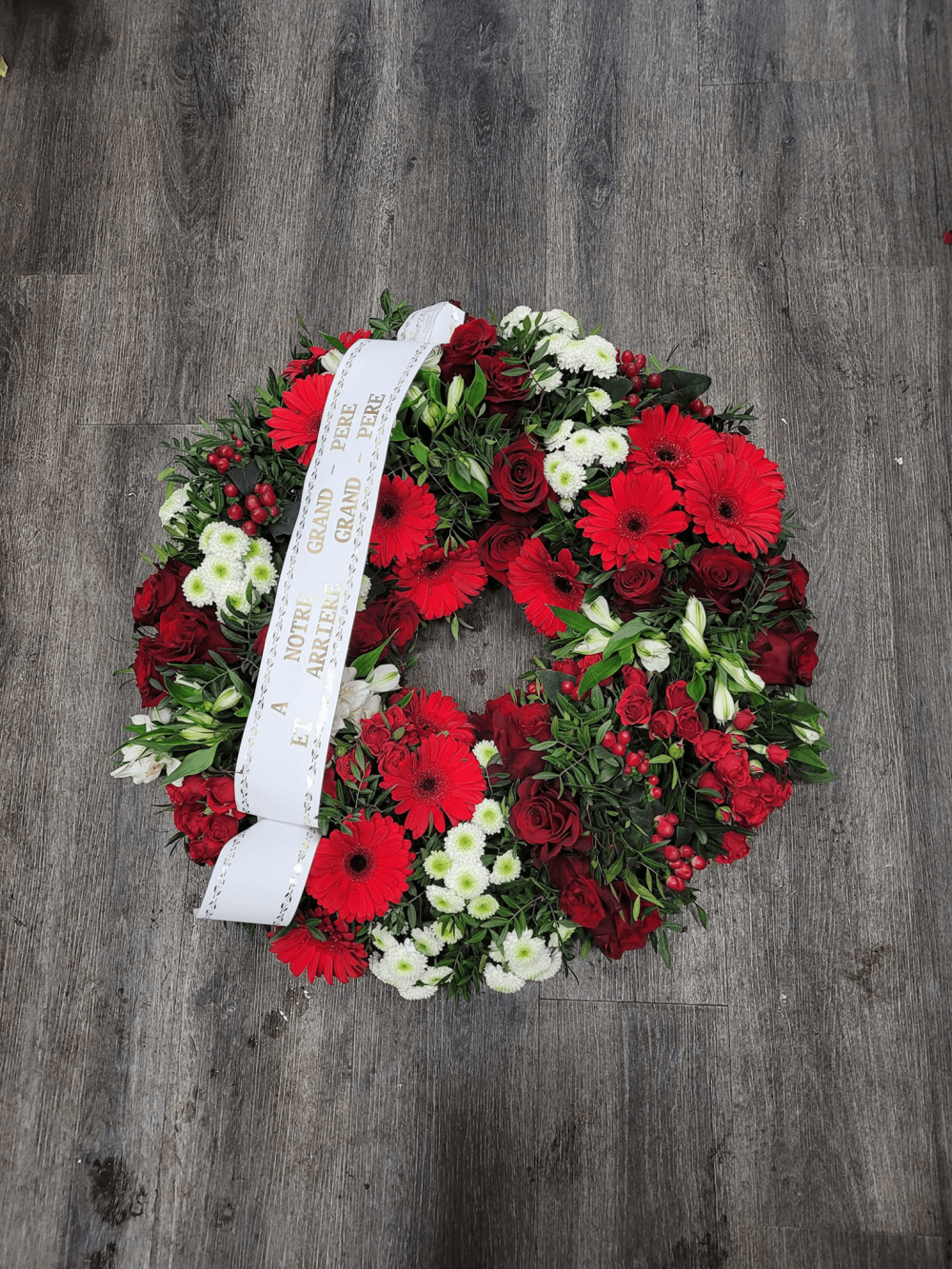 Couronne de fleurs rouges et blanches