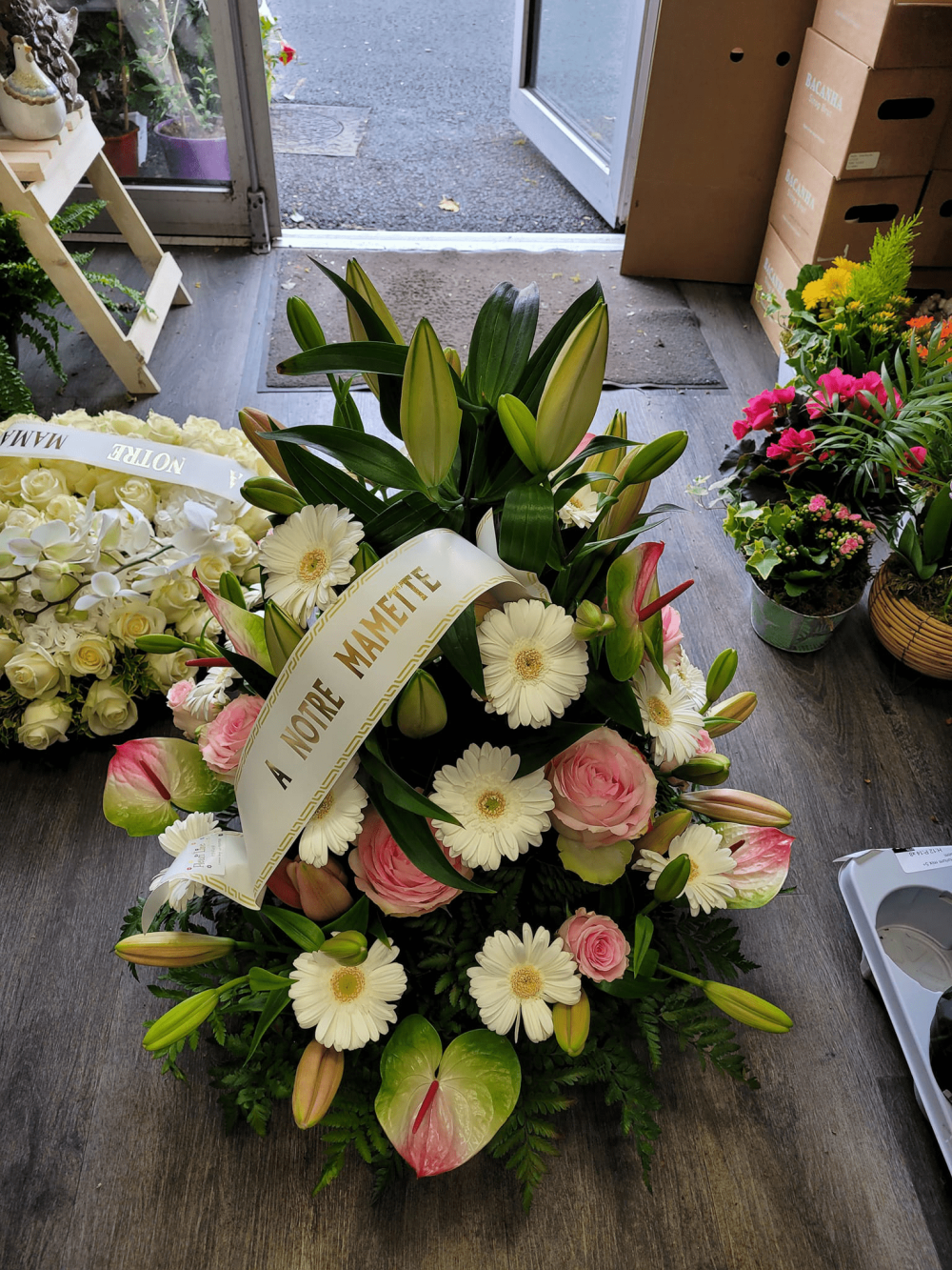 Composition florales de fleurs blanches et roses