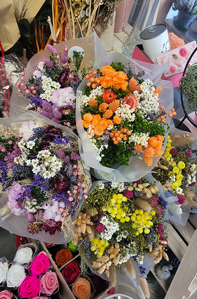 Bouquets de fleurs violettes, oranges et jaunes