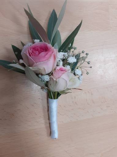 Boutonnière de mariage en roses et fleurs blanches