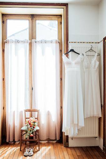 Bouquet de mariée à gauche de deux robes de mariée