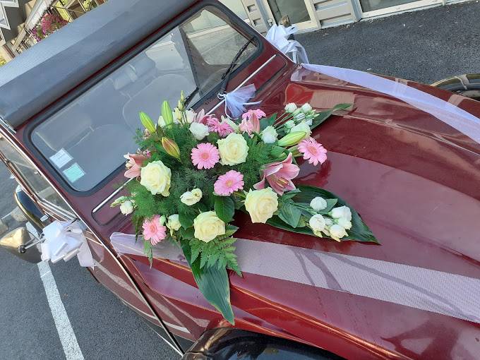 Décoration florale de mariage pour voiture