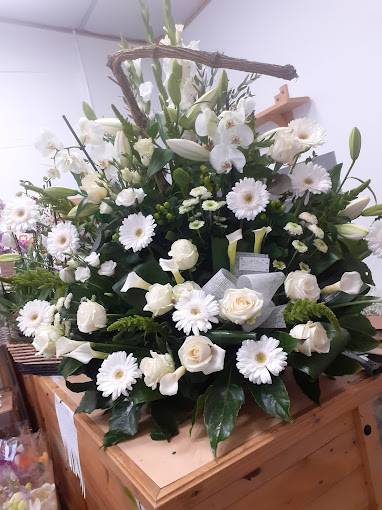 Centre de table en fleurs blanches