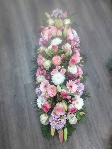 Composition florale de fleurs roses et blanches