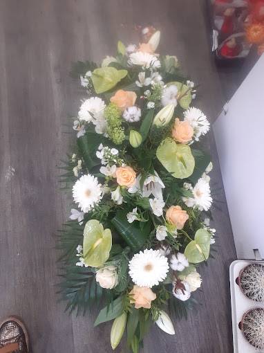 Composition florale en fleurs orange et blanches