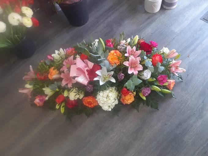 Composition florale avec des fleurs de toutes les couleurs