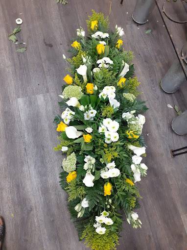 Composition florale en fleurs jaunes et blanches