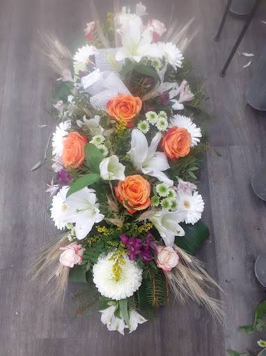 Composition florale blanches avec roses oranges