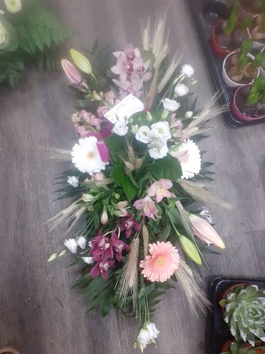 Grande composition de fleurs blanches et roses