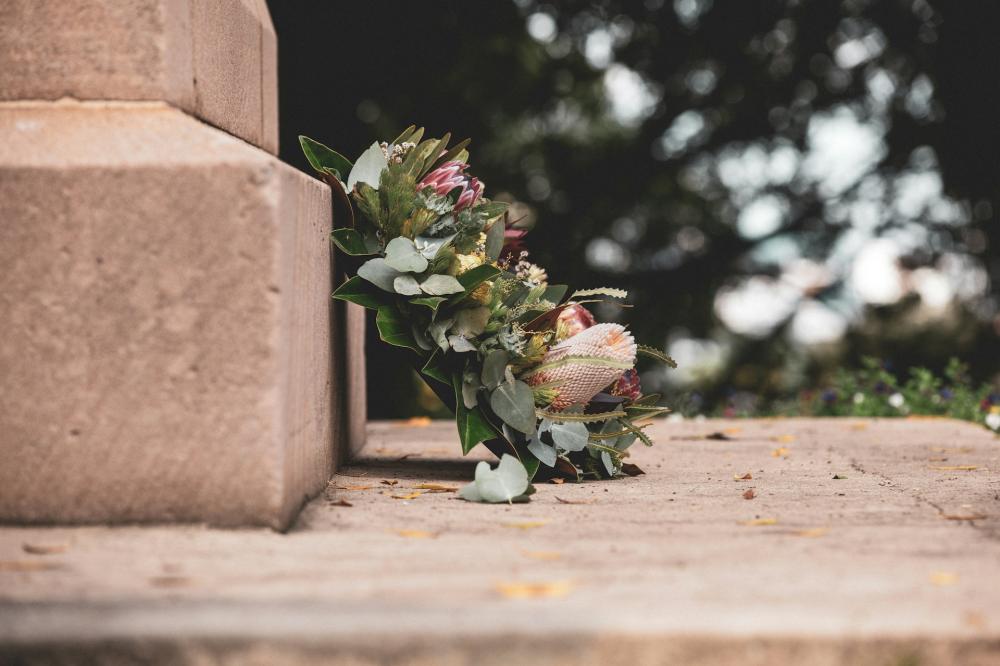 Couronne de fleur posée sur une tombe