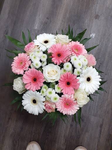 Bouquet de fleurs blanches et roses