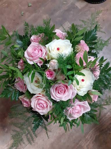 Bouquet de roses blanches et roses