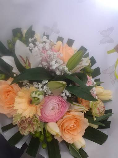 Bouquet de fleurs oranges blanches et roses