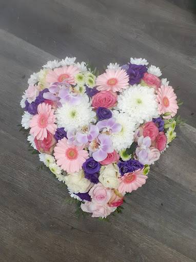 Coussin de fleurs roses violettes blanches